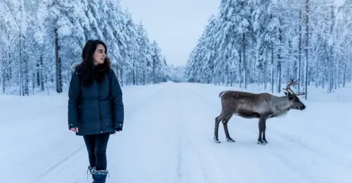 femme avec renne neige